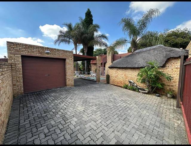 2 BEDROOM TOWNHOUSE FOR SALE IN ALBEMARLE